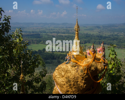 Vue depuis une colline donne sur la province de Tak prises de Phrathat Doi Din Chi, Mae Sot en Thaïlande, la province de Tak Banque D'Images