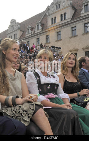 Gloria Princesse de Tour et Taxis (C) et ses filles Maria-Theresia (R) et Elisabeth (L) sourire sur l'ouverture du concert de Thurn und Taxis et Theatre Festival de Regensburg, Allemagne, 17 juillet 2009. Photo : Andreas Gebert Banque D'Images