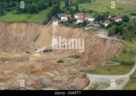 Vue aérienne sur l'autre moitié d'une maison après l'autre a été avalé par un glissement de terrain dans la région de Nachterstedt, Allemagne, 18 juillet 2009. Trois résidents sont manquants après leur maison au bord du lac et un autre bâtiment s'est effondré soudainement dans l'eau. A 350 mètres de littoral ont cédé la place à côté d'une ancienne mine de charbon à ciel ouvert converti en un lac. Photo : ROBERT GRAHN Banque D'Images