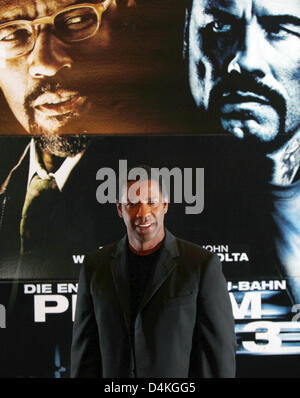 L'acteur américain Denzel Washington arrive pour la présentation de son nouveau film ?La prise de Pelham 1 2 3 ? À Berlin, Allemagne, 21 juillet 2009. Le film sera dans les salles allemandes du 24 septembre. Photo : Hannibal Banque D'Images