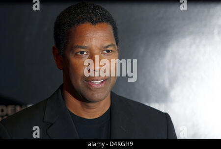 L'acteur américain Denzel Washington arrive pour la présentation de son nouveau film ?La prise de Pelham 1 2 3 ? À Berlin, Allemagne, 21 juillet 2009. Le film sera dans les salles allemandes du 24 septembre. Photo : Hannibal Banque D'Images