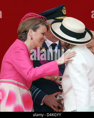 La Princesse Mathilde de Belgique (L) et la Reine Paola sont représentés sur le podium pendant le défilé militaire à l'occasion de la Belgique ?s Journée Nationale à Bruxelles, Belgique, 21 juillet 2009. Photo : Albert Nieboer Pays-bas OUT Banque D'Images