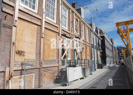 Évacués et clôturèrent maisons sont présentées à côté d'un chantier souterrain dans le centre-ville d'Amsterdam, Pays-Bas, le 21 juillet 2009. La construction d'une nouvelle ligne de métro d'Amsterdam a été la cause de préoccupation. Conserve l'eau, brisant plusieurs maisons le long des 10 kilomètres de long de la ligne de métro a coulé et a dû être évacué. Jusqu'à présent, les coûts pour l'immeuble hav Banque D'Images