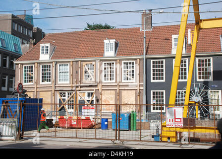 Évacués et clôturèrent maisons sont présentées à côté d'un chantier souterrain dans le centre-ville d'Amsterdam, Pays-Bas, le 21 juillet 2009. La construction d'une nouvelle ligne de métro d'Amsterdam a été la cause de préoccupation. Conserve l'eau, brisant plusieurs maisons le long des 10 kilomètres de long de la ligne de métro a coulé et a dû être évacué. Jusqu'à présent, les coûts pour l'immeuble hav Banque D'Images