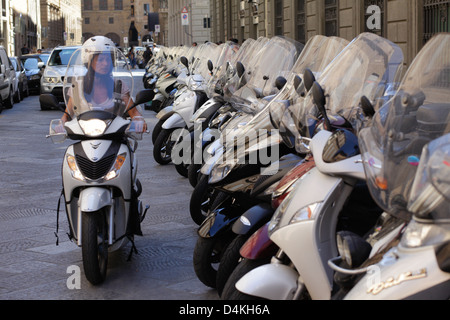Florence, Italie, un scooter rider à la recherche d'un terrain de stationnement Banque D'Images