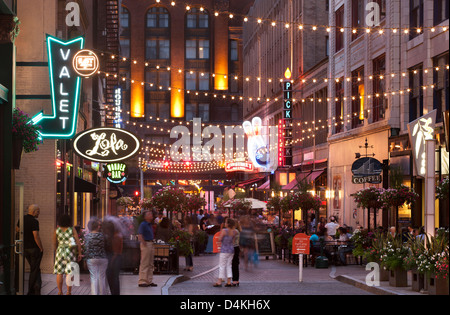 RESTAURANTS EN PLEIN AIR EAST FOURTH STREET DOWNTOWN CLEVELAND OHIO USA Banque D'Images