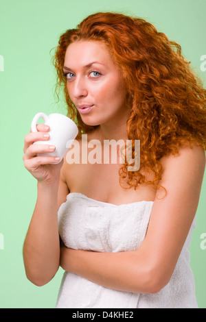 Belle jeune femme avec tasse de café Banque D'Images