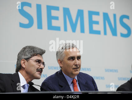 Directeur général de Siemens AG Peter Loescher (R) et chef des Jo à parler Kaeser un équilibre conférence de presse sur l'exercice 2009 à Berlin, Allemagne, 29 avril 2009. Loescher Kaeser et présenté l'équilibre pour le premier semestre de l'année d'affaires en cours et a donné une perspective sur les mois à venir. Photo : RAINER JENSEN Banque D'Images