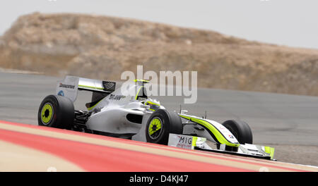 Pilote de Formule 1 brésilien Rubens Barrichello de Brawn GP oriente sa voiture pendant le Grand Prix de Bahreïn de Formule 1 à Bahreïn International circuit de Sakhir, à Bahreïn, le 26 avril 2009. Foto : Carmen Jaspersen Banque D'Images