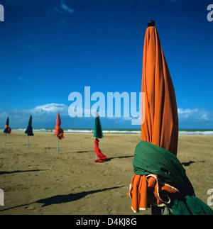 Plié des parasols sur la plage de Deauville en Normandie. La France. Banque D'Images