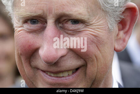 Britain ?s le Prince Charles assiste à l'assemblée annuelle match de football entre les imams et les ministres à Berlin, Allemagne, 29 avril 2009. L'héritier britannique et son épouse Camilla ont participé à la comparaison comme invités d'honneur. Charles et Camilla sont actuellement sur leur première visite officielle à Berlin jusqu'au 30 avril 2009. Photo : Tobias SCHWARZ/Piscine Banque D'Images