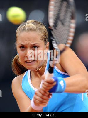 L'allemand Sabine Lisicki joue un revers au cours de son premier match contre la Suisse Schnyder à Porsche Tennis Grand Prix à Stuttgart, Allemagne, 29 avril 2009. Lisicki bat Schnyder 6-4 et 6-3. Photo : Bernd Weissbrod Banque D'Images