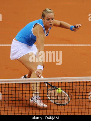 L'allemand Sabine Lisicki joue un arrêt de revers au cours de son premier match contre la Suisse Schnyder à Porsche Tennis Grand Prix à Stuttgart, Allemagne, 29 avril 2009. Lisicki bat Schnyder 6-4 et 6-3. Photo : Bernd Weissbrod Banque D'Images