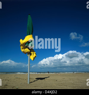 Plié des parasols sur la plage de Deauville en Normandie. La France. Banque D'Images