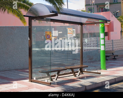 Arrêt de bus à faire avec des sièges et d'informations sur un trottoir à Tenerife Espagne.Bus company logo Titsa, couleur verte, avec les horaires Banque D'Images