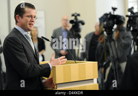 Ministre de l'économie allemand, Karl-Theodor zu Guttenberg (CSU) photographié au cours d'une conférence de presse après des discussions sur le financement des entreprises avec les représentants des banques et de l'économie au ministère fédéral de l'économie à Berlin, Allemagne, 04 mai 2009. Photo : Rainer Jensen Banque D'Images