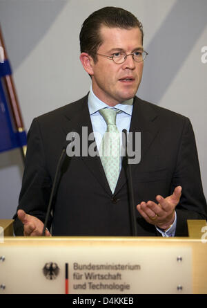 Ministre de l'économie allemand, Karl-Theodor zu Guttenberg (CSU) photographié au cours d'une conférence de presse après sa rencontre avec le patron de Fiat Sergio Marchionne au Ministère fédéral de l'économie à Berlin, Allemagne, 04 mai 2009. Guttenberg a expliqué les résultats de la réunion sur la possible reprise d'Opel par Fiat. Photo : Arno Burgi Banque D'Images