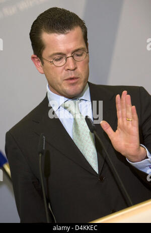 Ministre de l'économie allemand, Karl-Theodor zu Guttenberg (CSU) photographié au cours d'une conférence de presse après sa rencontre avec le patron de Fiat Sergio Marchionne au Ministère fédéral de l'économie à Berlin, Allemagne, 04 mai 2009. Guttenberg a expliqué les résultats de la réunion sur la possible reprise d'Opel par Fiat. Photo : Arno Burgi Banque D'Images