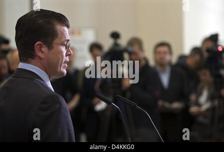 Ministre de l'économie allemand, Karl-Theodor zu Guttenberg (CSU) photographié au cours d'une conférence de presse après sa rencontre avec le patron de Fiat Sergio Marchionne au Ministère fédéral de l'économie à Berlin, Allemagne, 04 mai 2009. Guttenberg a expliqué les résultats de la réunion sur la possible reprise d'Opel par Fiat. Photo : Arno Burgi Banque D'Images