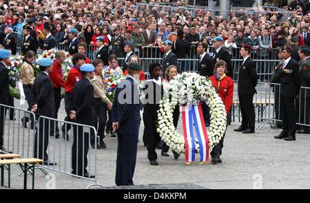 Les adolescents néerlandais au cours de la dépose des couronnes du Jour du Souvenir national, sur la place du Dam à Amsterdam, Pays-Bas, 04 mai 2009. Cette année, le Jour du Souvenir ont eu lieu avec un niveau de sécurité plus élevé en raison de la Reine ?s jour tragédie. C ?est la première fois que la Reine, le Prince héritier et son épouse apparaissent en public après la tragédie. En reconnaissance pour la présence de la Famille royale Banque D'Images