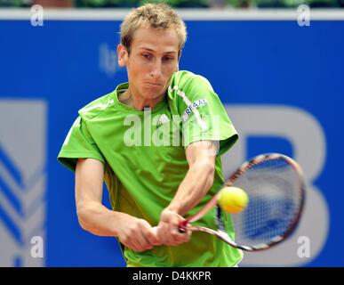 Le Néerlandais Thiemo De Bakker renvoie un revers à l'Allemagne ?s Rainer Schuettler au cours de leur première série de match à l'Open BMW 20089 à Munich, Allemagne, 05 mai 2009. Photo : FRANK LEONHARDT Banque D'Images