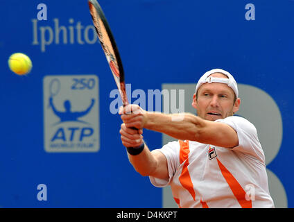 Rainer Schuettler Allemagne ?s renvoie un revers pour le Néerlandais Thiemo De Bakker au cours de leur première série de match à l'Open BMW 20089 à Munich, Allemagne, 05 mai 2009. Photo : FRANK LEONHARDT Banque D'Images