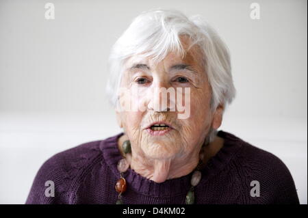 Esther Bejarano, survivant d'Auschwitz et présidente de la commission d'Auschwitz parle, lors d'une conférence de presse en Hambrg, Allemagne, 06 mai 2009. Une série de lectures se souviendront de la réserve incendie du régime nazi en mai 1933. Œuvres sélectionnées sera lu sous la devise ?Hambourg lit contre l'oubli ? Le 13 mai 2009. Photo : MAURIZIO GAMBARNI Banque D'Images