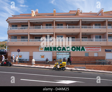 Bâtiment typique avec des appartements de vacances et de la chaîne de supermarchés Mercadona sur rez-de-chaussée, à Tenerife Espagne Banque D'Images