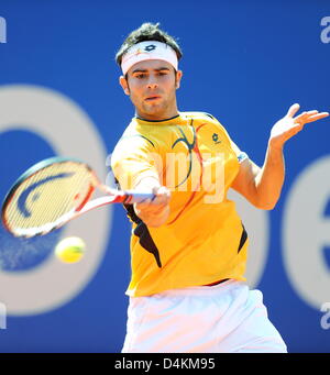 Simone Bolelli Italie ?s joue un coup droit pendant la deuxième tour contre Starace d'Italie au cours de la 94e International Tennis Championships de Bavière à Munich, Allemagne, 07 mai 2009. Photo : Tobias Hase Banque D'Images