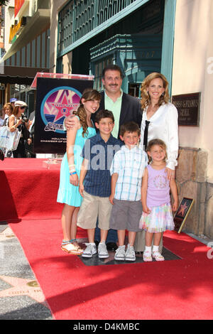 L'actrice Marlee Matlin et sa famille, mari Kevin Grandalski, fille Sara Rose (L), fils de Joseph Brandon (2-L) et Tyler Daniel et sa fille Isabelle Jane, photographié lors de la cérémonie de son étoile sur le Hollywood Walk of Fame à Hollywood, Los Angeles, USA, 06 mai 2009. Photo : Hubert Boesl Banque D'Images