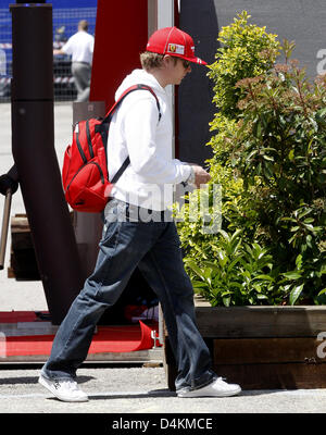 Pilote de formule 1 finlandais Kimi Raikkonen de Ferrari arrive sur le paddock du circuit de Catalunya à Montmelo, près de Barcelone, Espagne, 07 mai 2009. La formule un Grand Prix d'Espagne aura lieu le dimanche 10 mai 2009. Photo : Jan Woitas Banque D'Images