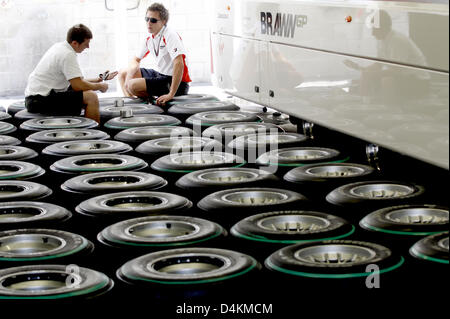 Les membres du personnel de pneus Bridgestone préparer sur le circuit de Catalunya à Montmelo, près de Barcelone, Espagne, 07 mai 2009. La formule un Grand Prix d'Espagne aura lieu le dimanche 10 mai. Photo : Jan Woitas Banque D'Images