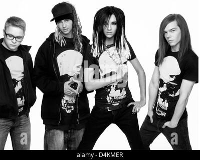 Ce document non daté photo montre Gustav Schaefer (L-R), Tom Kaulitz, Bill Kaulitz et Georg Listing du groupe ?Tokio Hotel ? Portant des vêtements qu'ils ont conçu pour H&M à Hambourg. La vente de la collection va commencer le 28 mai, le produit est à jouer en faveur de projets de lutte contre le SIDA. dpa (Attention : Auteur naming ?H&M/Daniel Jackson ? Nécessaire, l'utilisation dans la présente version o Banque D'Images