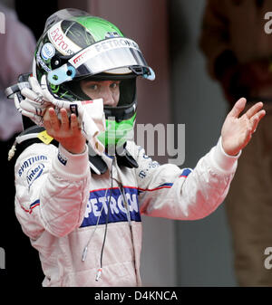 L'allemand pilote de Formule 1 Nick Heidfeld BMW Sauber de gestes dans le parc fermee après le Grand Prix de Formule 1 d'Espagne sur le circuit de Catalunya à Montmelo, près de Barcelone, Espagne, 10 mai 2009. Heidfeld a terminé la course sur la 7ème position. Photo : FELIX HEYDER Banque D'Images