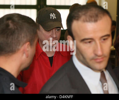 Défendeur Frank L. (C) arrive avec son avocat Serdar Kaya (R) pour son procès au tribunal de Berlin, Allemagne, 12 mai 2009. En juillet 2008, le défendeur avait arraché la tête de cire contesté d'Adolf Hitler lors de l'ouverture du musée de cire Madame Tussauds à Berlin. Le défendeur a reconnu l'acte et a été condamné à une amende de 900 euros. Photo : ALINA NOVOPASHINA Banque D'Images