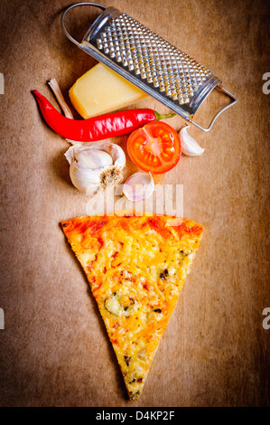 Fromage pizza slice avec ingrédients alimentaires on a wooden background Banque D'Images