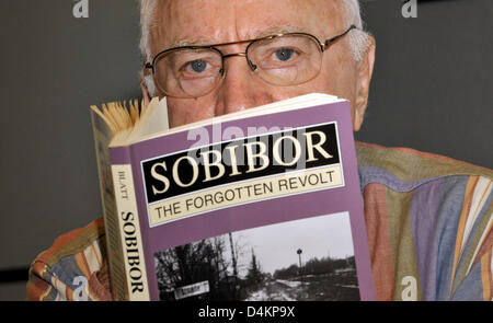 Thomas Blatt, susceptibles d'être le seul survivant d'un camp d'extermination de Sobibor, pose avec son livre ?Sobibor, la révolte oublié ? Dans les chambres de son attourney à Munich, Allemagne, 14 mai 2009. Comme un garçon de 15 ans Blatt a perdu ses parents et son frère à Sobibor et s'associer à une action contre Ivan ?John ? Demjanjuk. Photo : Frank Leonhardt Banque D'Images