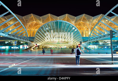 Portugal, Lisbonne : lumineux nocturne entrée principale de la gare do Oriente garé futuriste Banque D'Images