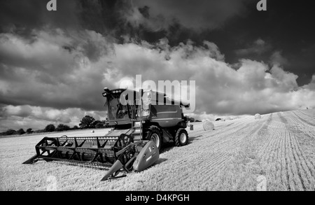 Moissonneuse-batteuse John Deere dans harvest field Banque D'Images