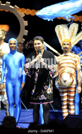 La soprano russe Anna Netrebko performas au baptême d'un paquebot de croisière ?Mein Schiff ? (Lit. : Mon bateau) dans le port de Hambourg, Allemagne, 15 mai 2009. Malgré la crise économique, Tourisme groupe TUI vise à investir dans le segment du marché des croisières.  ?Mein Schiff ? La tête sera pour sa première croisière le 23 mai aux États baltes. Photo : MAURIZIO GAMBARINI Banque D'Images