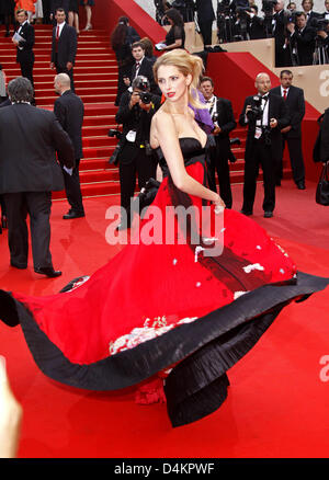 L'actrice française Frédérique Bel arrive pour la projection du film "Bright Star ? L'exécution en compétition au 62e Festival du Film de Cannes, France, 15 mai 2009. Photo : Hubert Boesl Banque D'Images