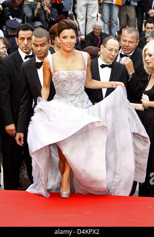 US actrice Eva Longoria Parker arrive pour la projection du film "Bright Star ? L'exécution en compétition au 62e Festival du Film de Cannes, France, 15 mai 2009. Photo : Hubert Boesl Banque D'Images