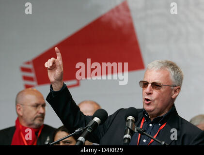 John Monks, secrétaire général de la Confédération Européenne des Syndicats (CES), prononce une allocution lors d'un rassemblement de la Confédération allemande des syndicats (DGB) à Berlin, Allemagne, 16 mai 2009. Photo : Steffen Kugler Banque D'Images