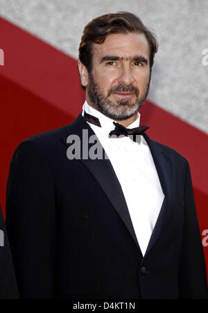 La légende du football français Eric Cantona arrive pour la première du film "Looking for Eric ? Au cours du 62e Festival du Film de Cannes, France, 18 mai 2009. Photo : Hubert Boesl Banque D'Images