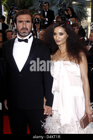 La légende du football français Eric Cantona (L) arrive pour la première du film "Looking for Eric ? Au cours du 62e Festival du Film de Cannes, France, 18 mai 2009. Photo : Hubert Boesl Banque D'Images