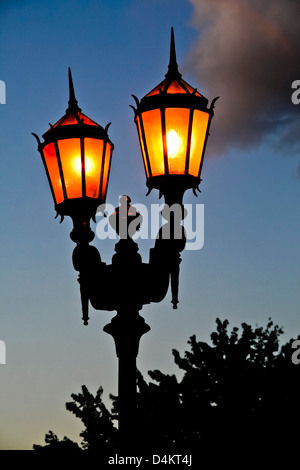 Vieille lampe rue éclairée au coucher du soleil en Argentine. Banque D'Images