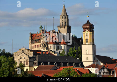 La photo montre Château Sigmaringen de la maison royale de Hohenzollern à Sigmaringen, en Allemagne, le 16 mai 2009. La flèche de l'église St Johann est représenté sur la droite. Photo : Patrick Seeger Banque D'Images