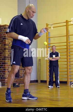 Boxeur Russe Nikolai Valuev (L) des trains avec Alexandre Zimine à Berlin, Allemagne, 19 mai 2009. Valuev fera face à l'Ouzbékistan, 3295/95 WBA Ruslan Chagaev ?s dans leur match revanche pour le titre WBA heavyweight à Helsinki,l la Finlande le 30 mai. Photo : SOEREN STACHE Banque D'Images