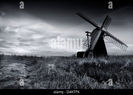 Tourné en noir et blanc d'Herringfleet smock mill dans le Suffolk, UK Banque D'Images