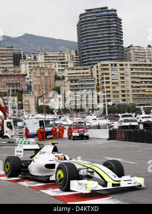 Pilote de Formule 1 brésilien Rubens Barrichello de Brawn GP oriente sa voiture au cours de la deuxième session d'essais au champ de courses de Formule 1 dans les rues de Monte Carlo, Monaco, 21 mai 2009. Le Grand Prix de Monaco aura lieu le 24 mai. Photo : JENS BUETTNER Banque D'Images